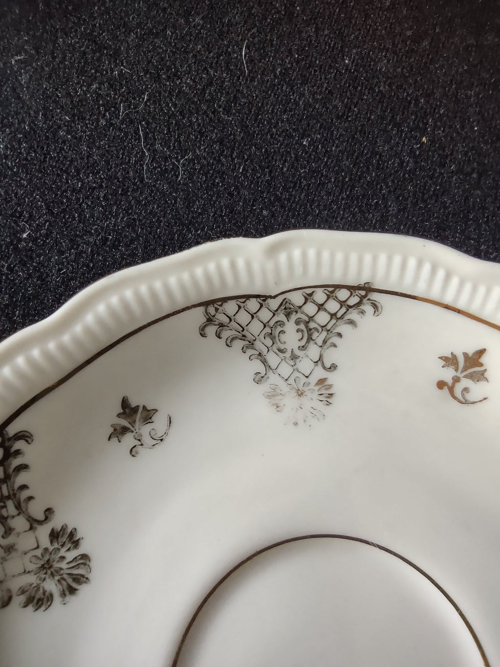 Seltmann Weiden Renate saucer close-up of gold trellis triangular cartouche with acanthus leaf and floral motifs and scattered gold sprigs