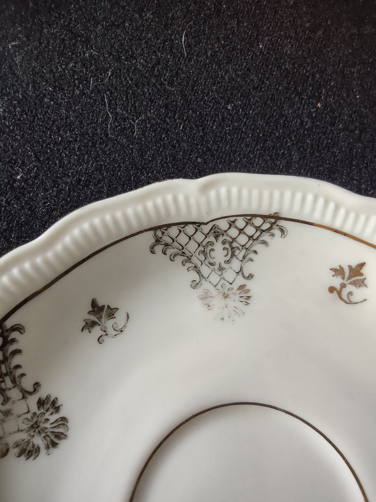 Seltmann Weiden Renate saucer close-up of gold trellis triangular cartouche with acanthus leaf and floral motifs and scattered gold sprigs