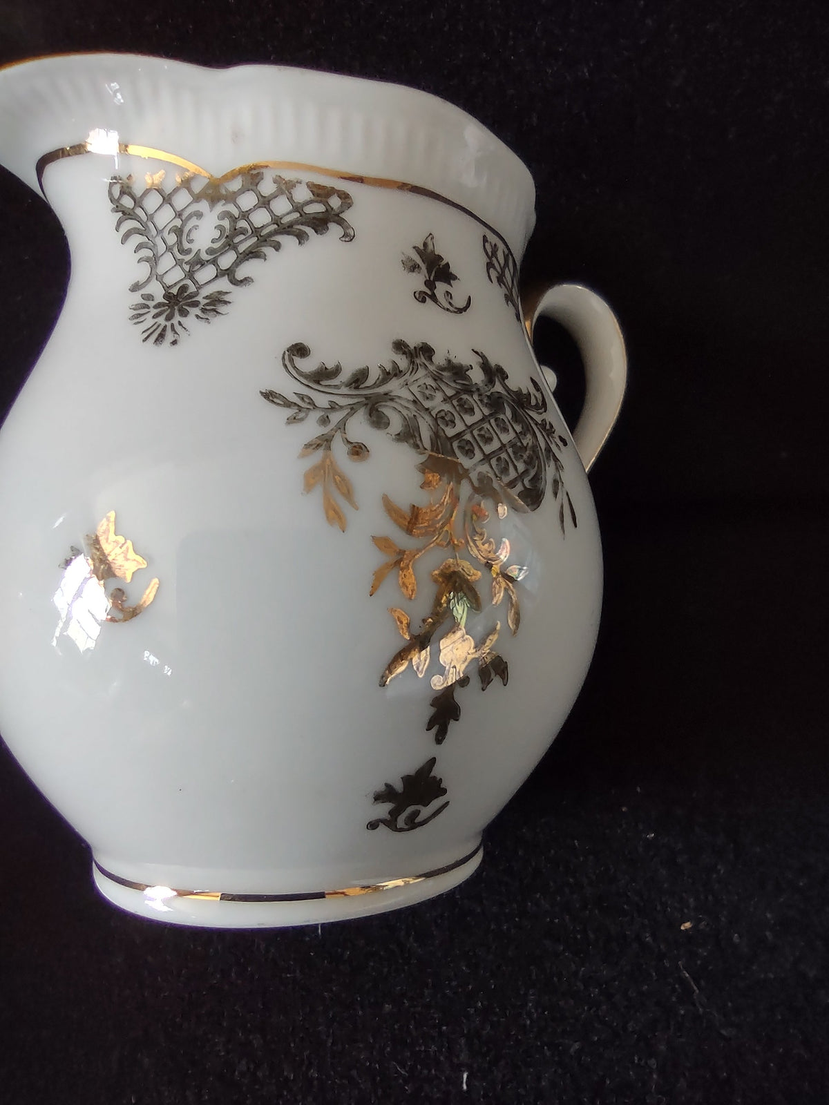 Seltmann Weiden Renate creamer side detail showing central floral basket cartouche with peach accents and trellis lattice