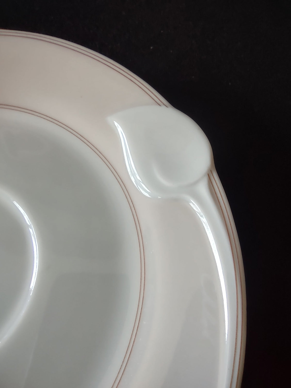 Hutschenreuther Chloe Huron Fontaine saucer close-up of sculptural tulip bud tab handle at rim showing intact form and double platinum line detail