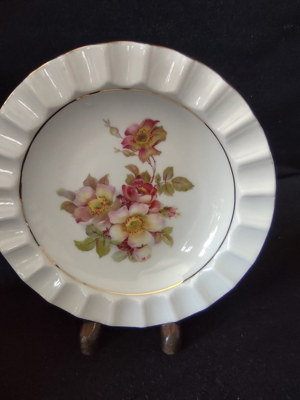 Vintage Schumann Arzberg Bavaria Wild Rose plate close-up of floral decoration showing pink cream and deep rose wild roses with yellow centers and green foliage on off-white ground