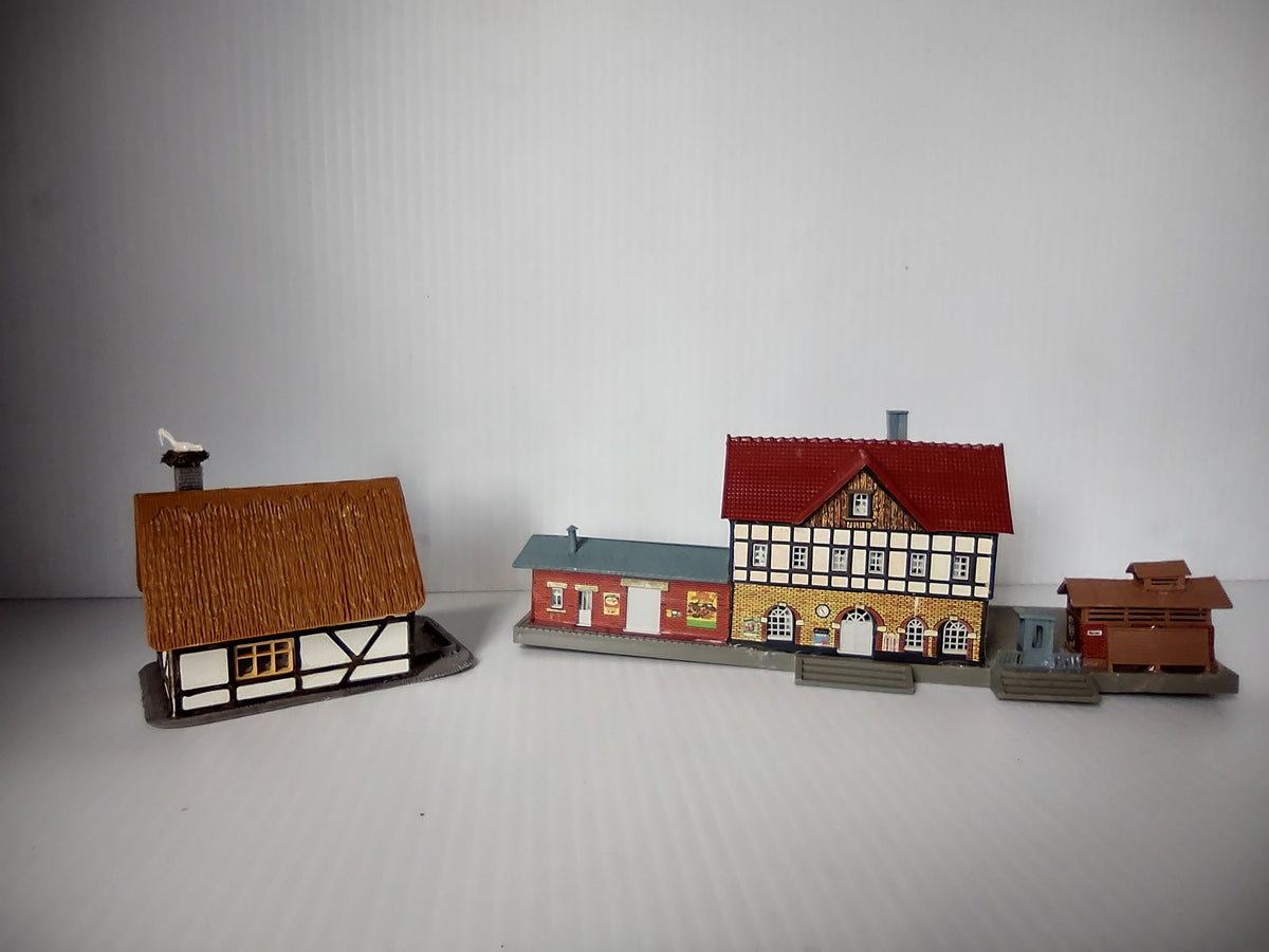 Faller HO scale thatched cottage and Bahnhof station set of 4 overview