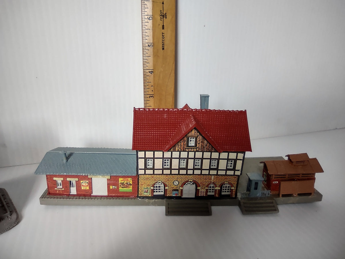 Faller HO scale Bahnhof railway station complex with ruler for scale