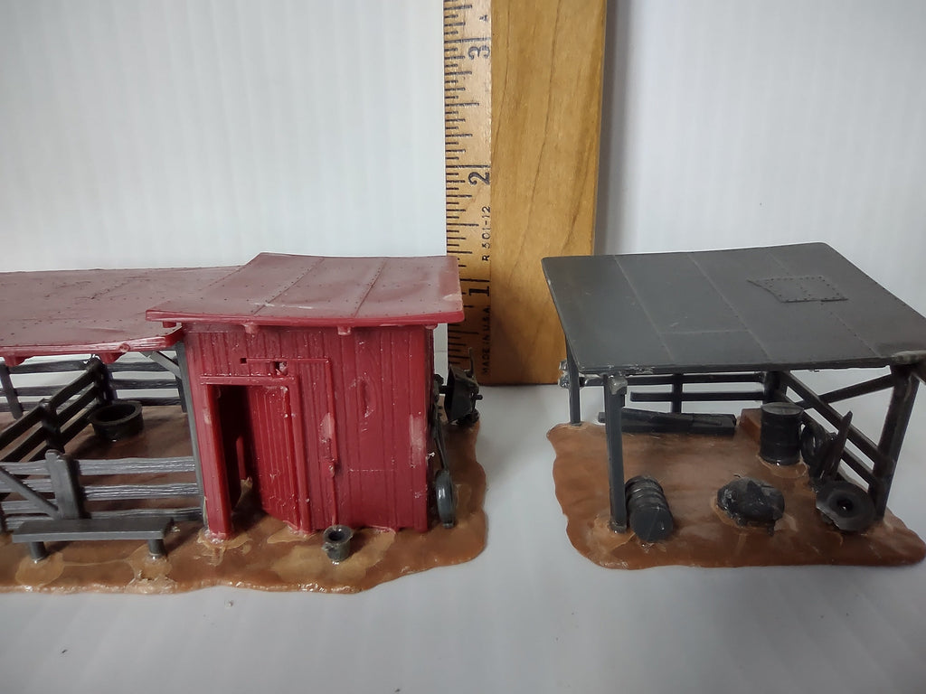 Revell HO scale cattle pen and stock pen with ruler for scale