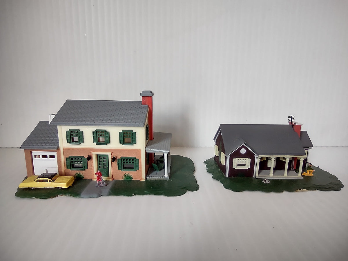 Bachmann HO scale two story house and New England ranch house set of 2 overview