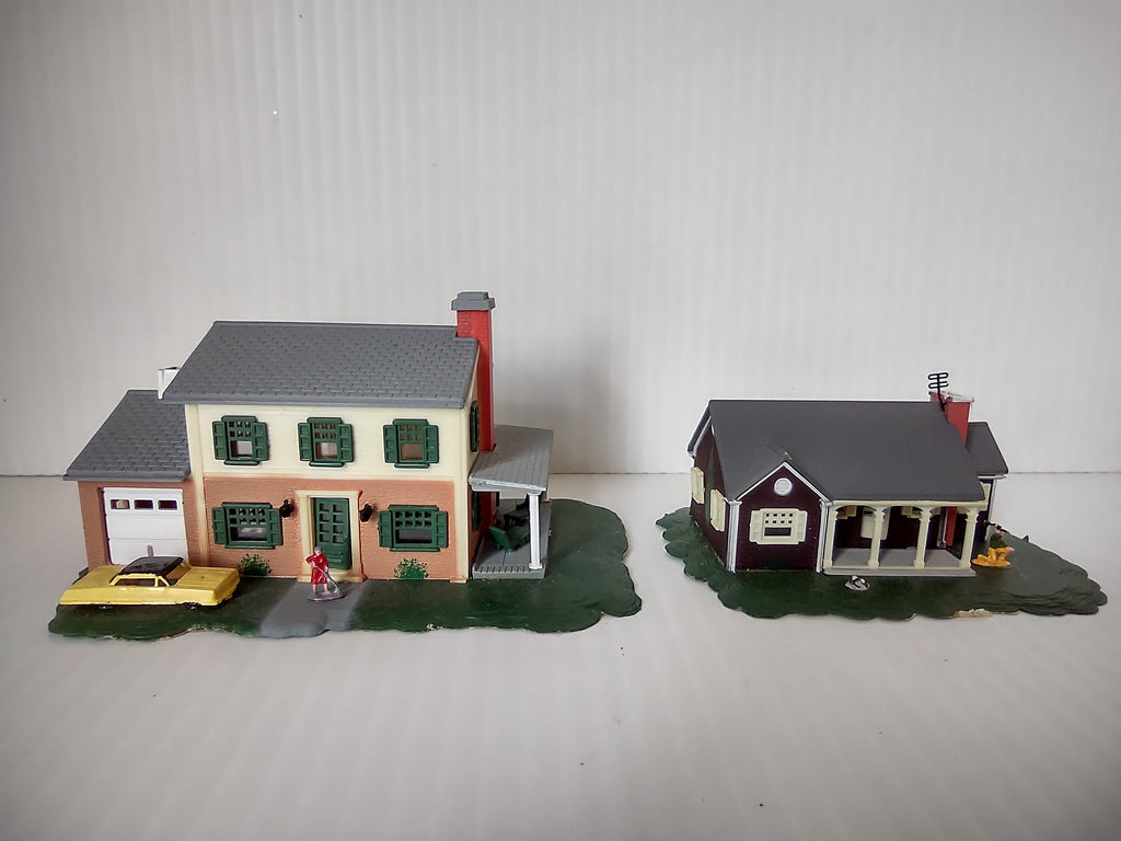 Vintage Bachmann HO Scale Two Story House & New England Ranch Set [8010n]