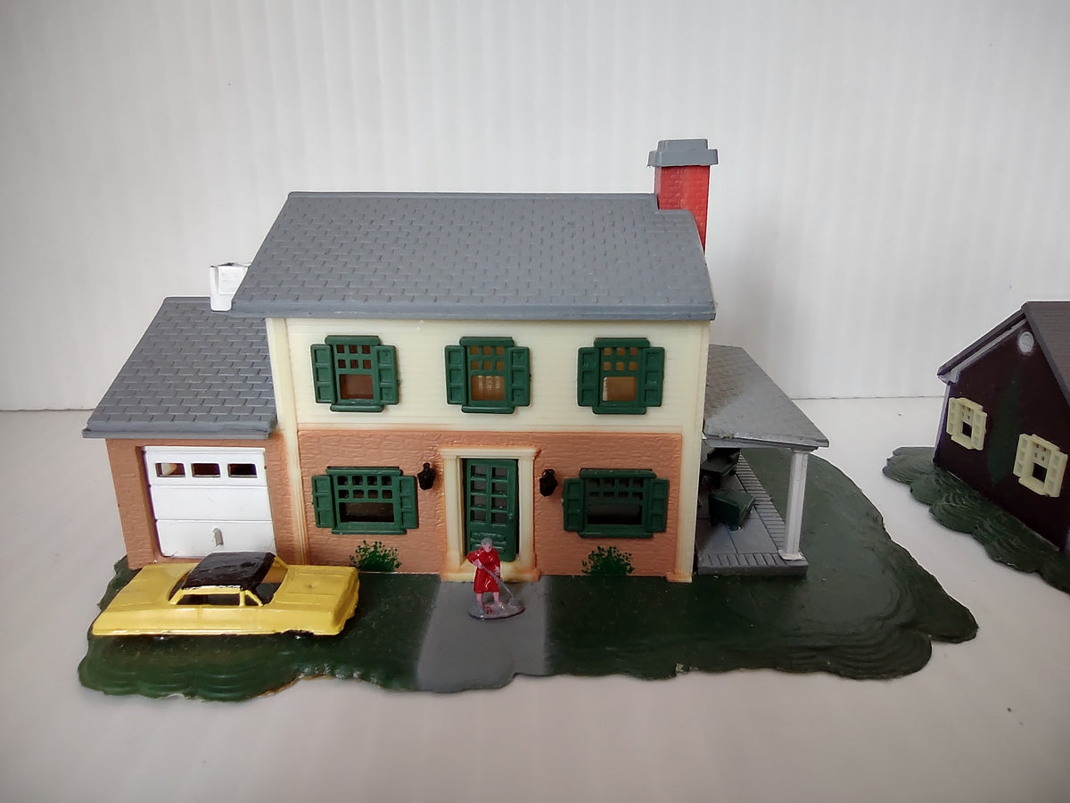 Vintage Bachmann HO Scale Two Story House & New England Ranch Set [8010n]