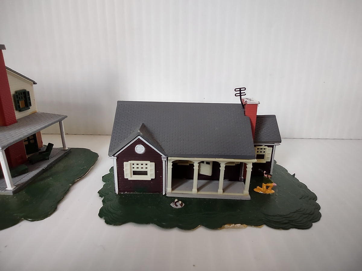 Vintage Bachmann HO Scale Two Story House & New England Ranch Set [8010n]