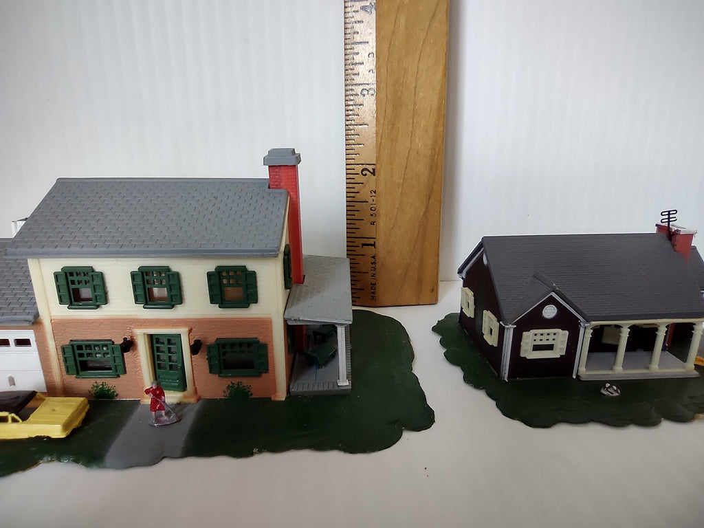Bachmann HO scale two story house and ranch house with ruler for scale