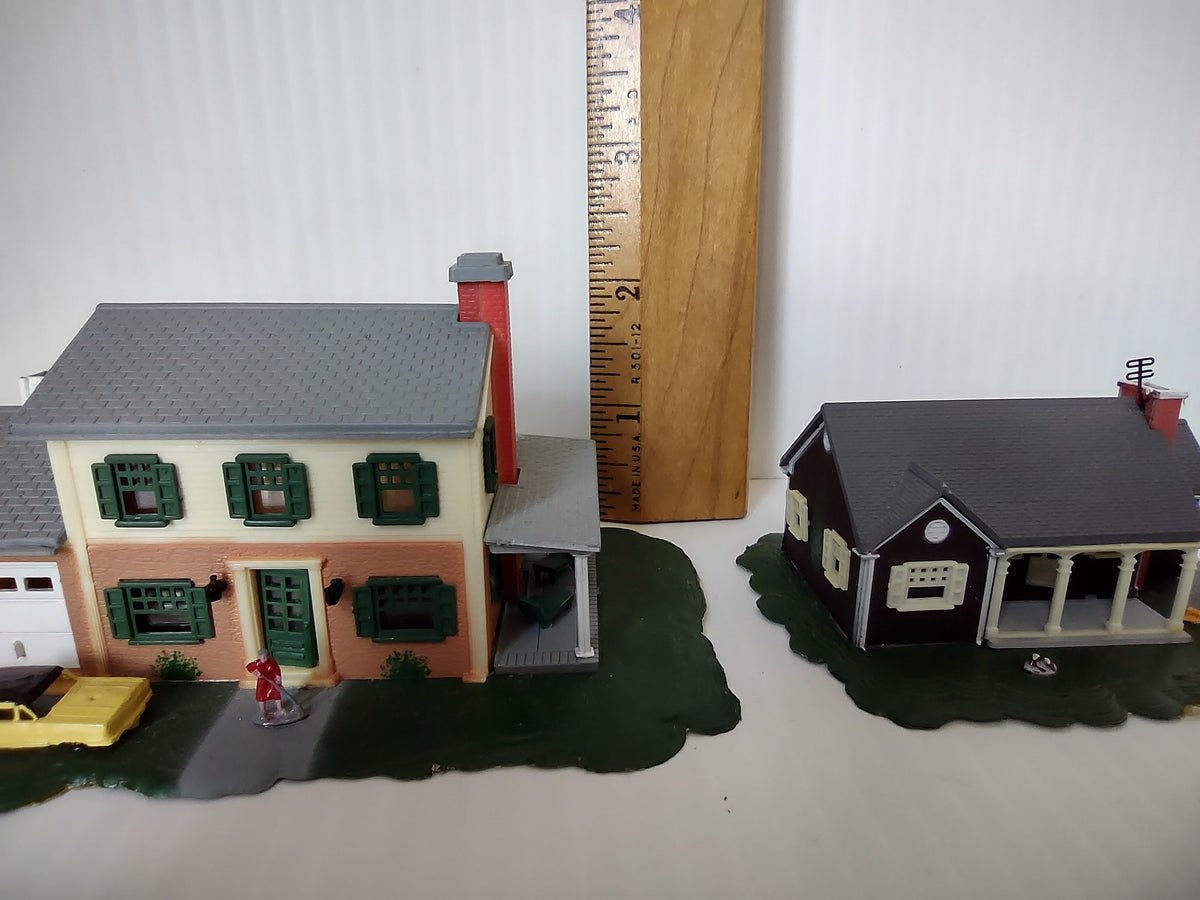 Bachmann HO scale two story house and ranch house with ruler for scale