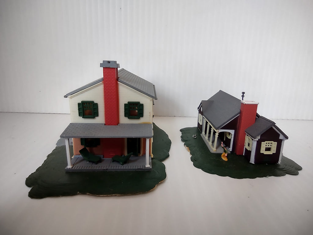 Vintage Bachmann HO Scale Two Story House & New England Ranch Set [8010n]