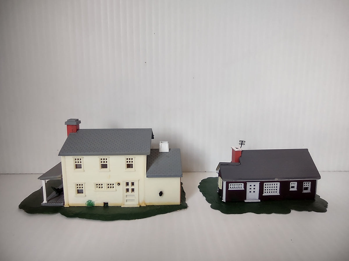 Vintage Bachmann HO Scale Two Story House & New England Ranch Set [8010n]