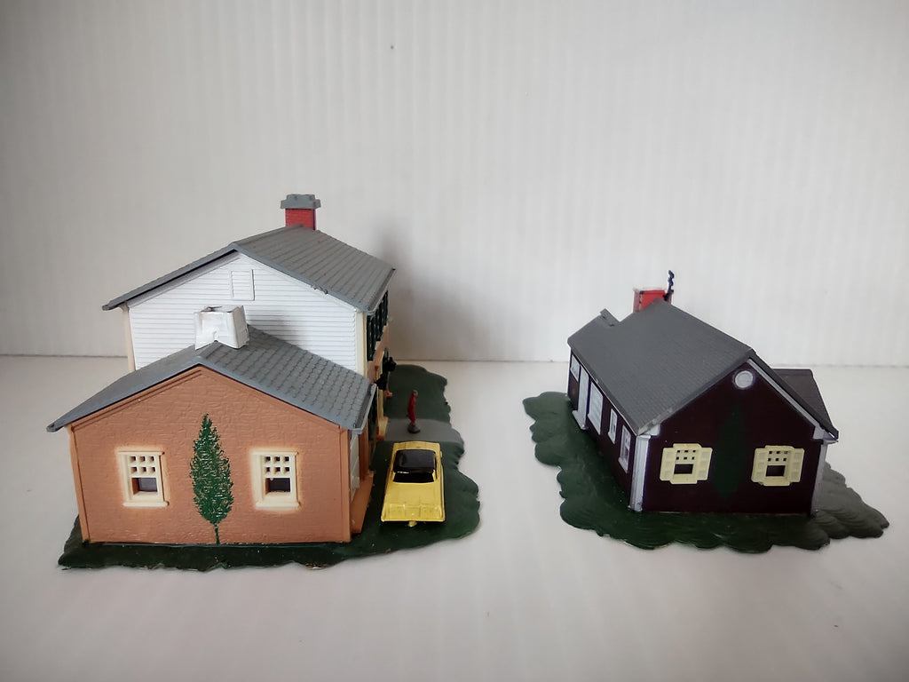 Vintage Bachmann HO Scale Two Story House & New England Ranch Set [8010n]