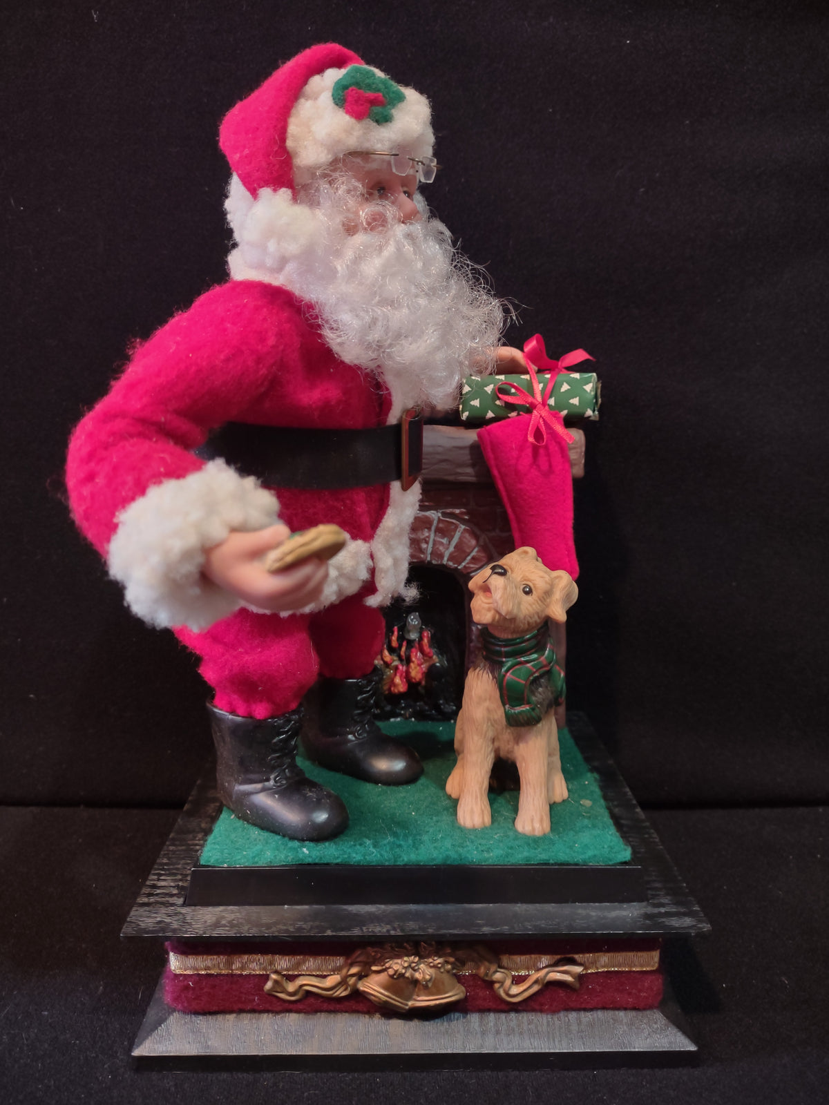 Vintage Musical Holiday Creations Santa with Dog Fireplace Christmas Figurine [8013n]
