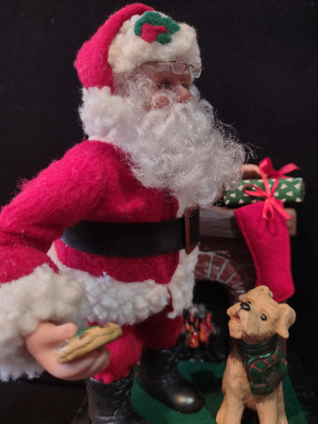 Vintage Musical Holiday Creations Santa with Dog Fireplace Christmas Figurine [8013n]