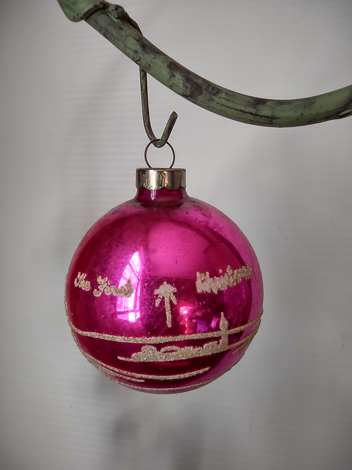 Vintage USA Hot Pink Glass Ball Ornament Glitter Nativity Scene [8028n]