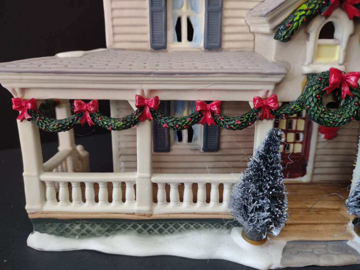 Vintage Heartland Valley Village Porcelain Lighted Christmas House  [8111n]