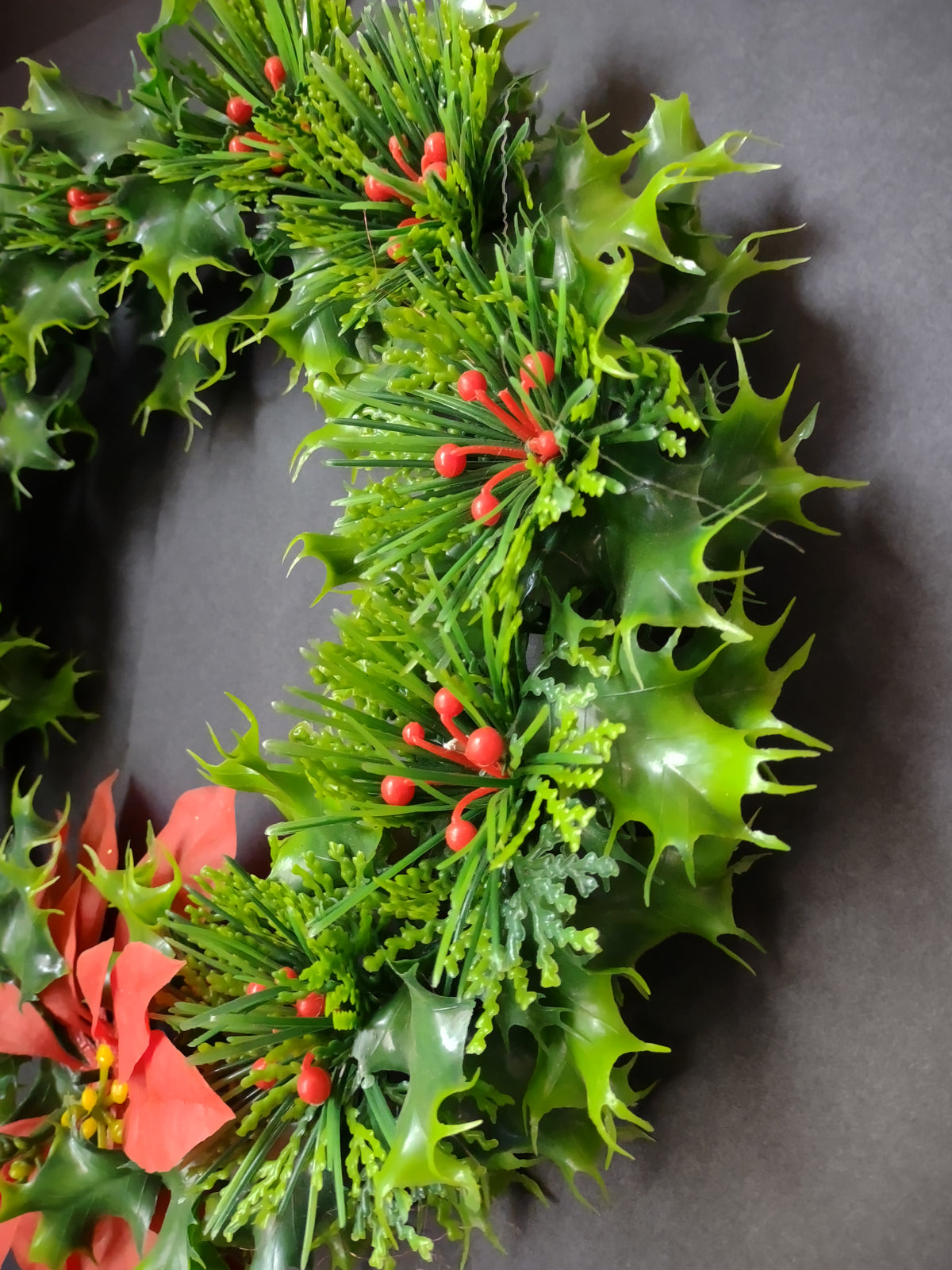 Vintage Brinns 12" Plastic Holly Christmas Wreath Red Poinsettia IMPERFECT [8138n]