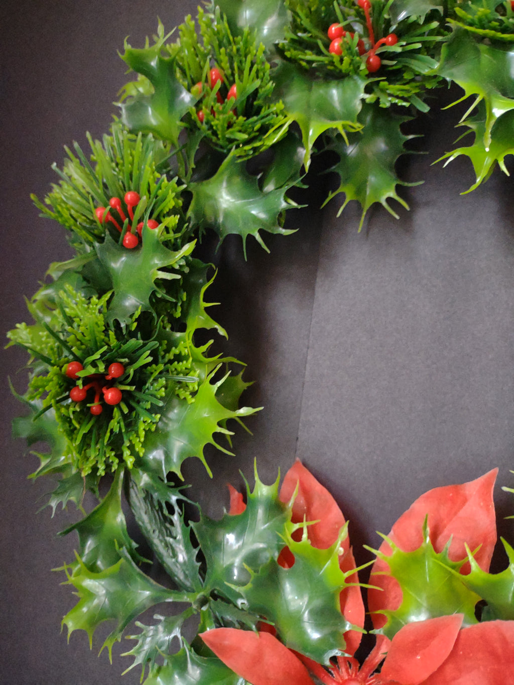 Vintage Brinns 12" Plastic Holly Christmas Wreath Red Poinsettia IMPERFECT [8138n]