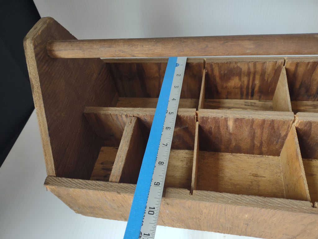 Wooden carrier interior dividers and width measurement