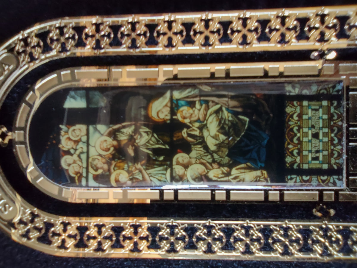 Close-up of gold-tone openwork border