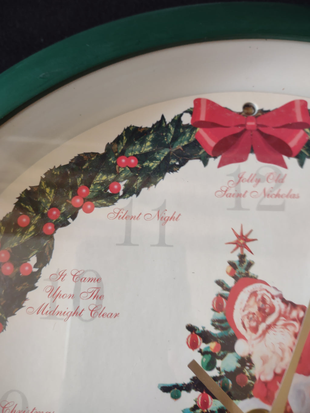 Vintage 13" Santa Christmas Holly Wreath Green Musical Wall Clock [8159n]
