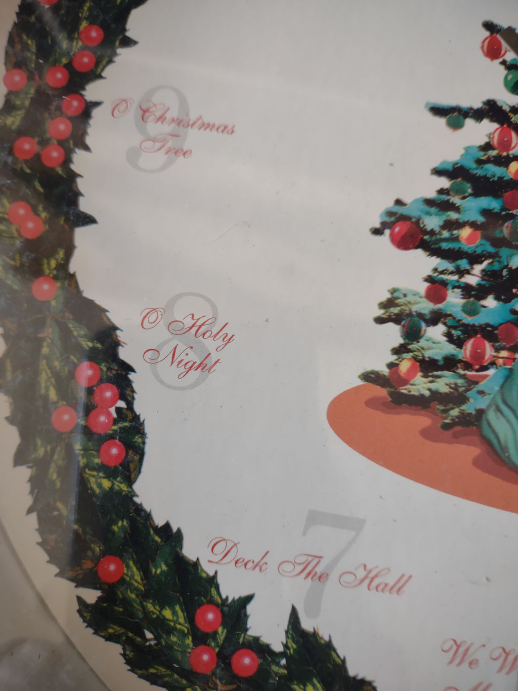 Vintage 13" Santa Christmas Holly Wreath Green Musical Wall Clock [8159n]