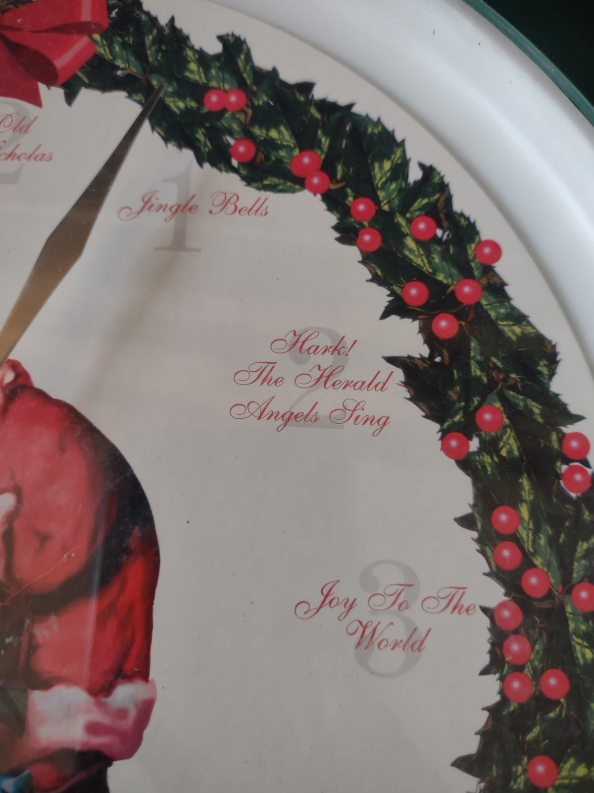 Vintage 13" Santa Christmas Holly Wreath Green Musical Wall Clock [8159n]