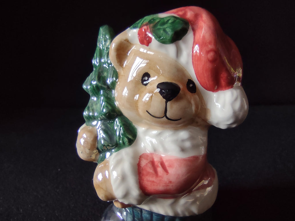 Teddy bear shaker holding a Christmas tree