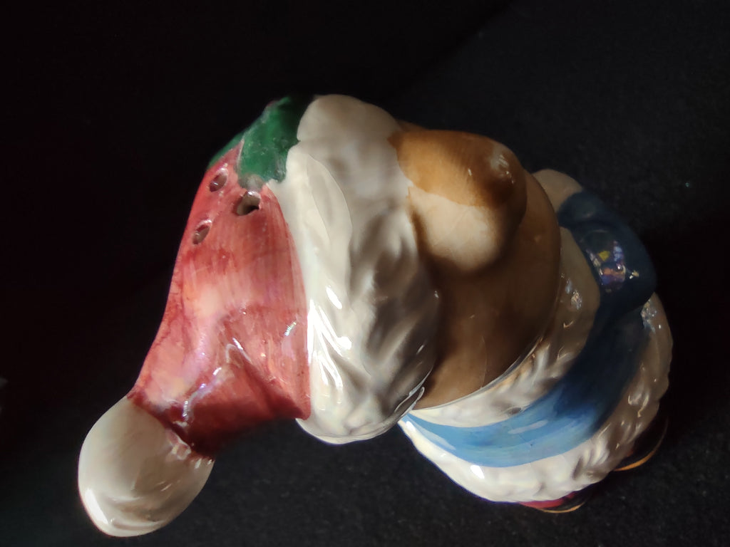 Side view of the blue-coated bear shaker