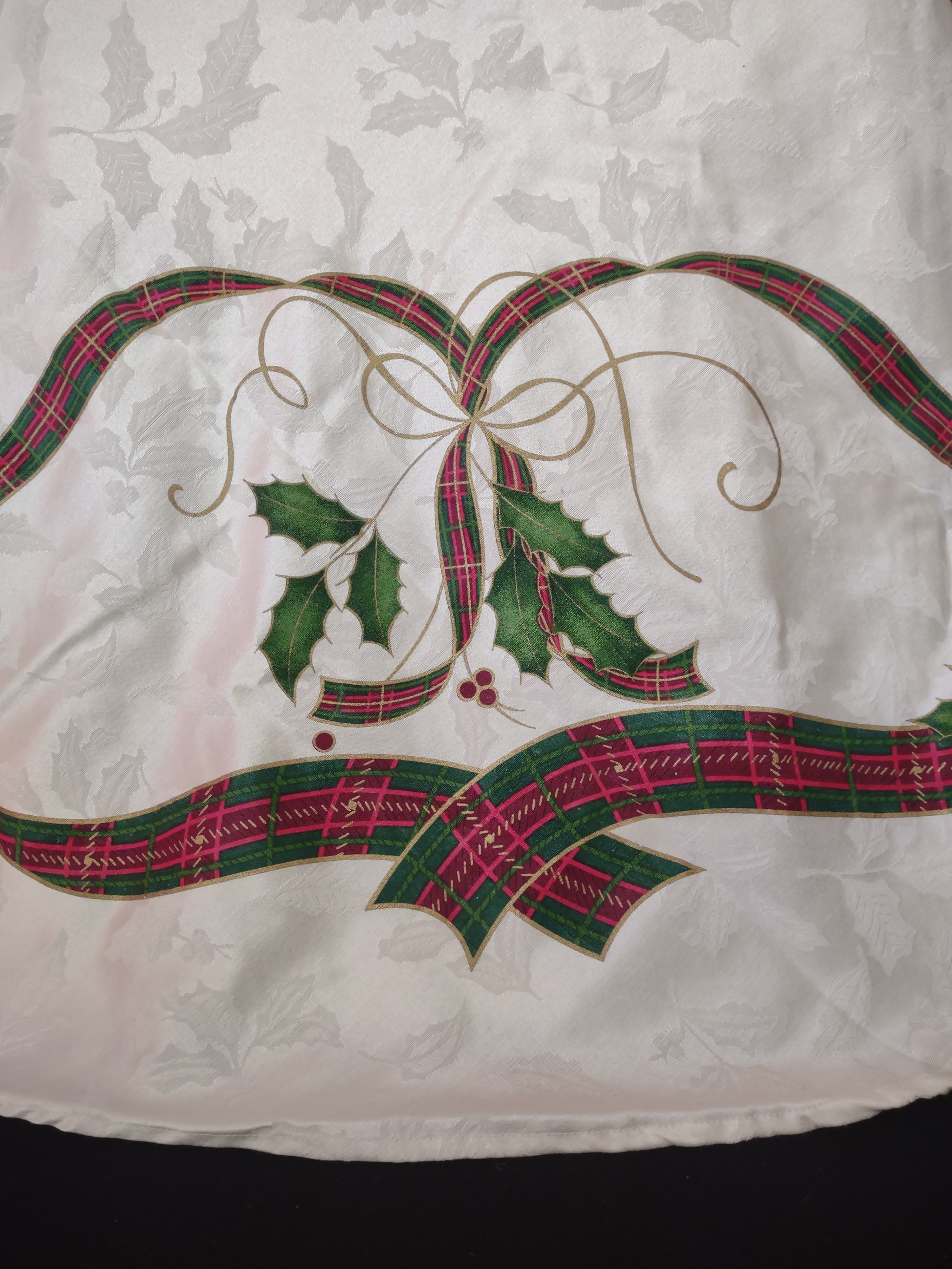 Vintage Lenox Christmas 70" Round Tablecloth Holly Red Green Ribbon (Lot 4371)