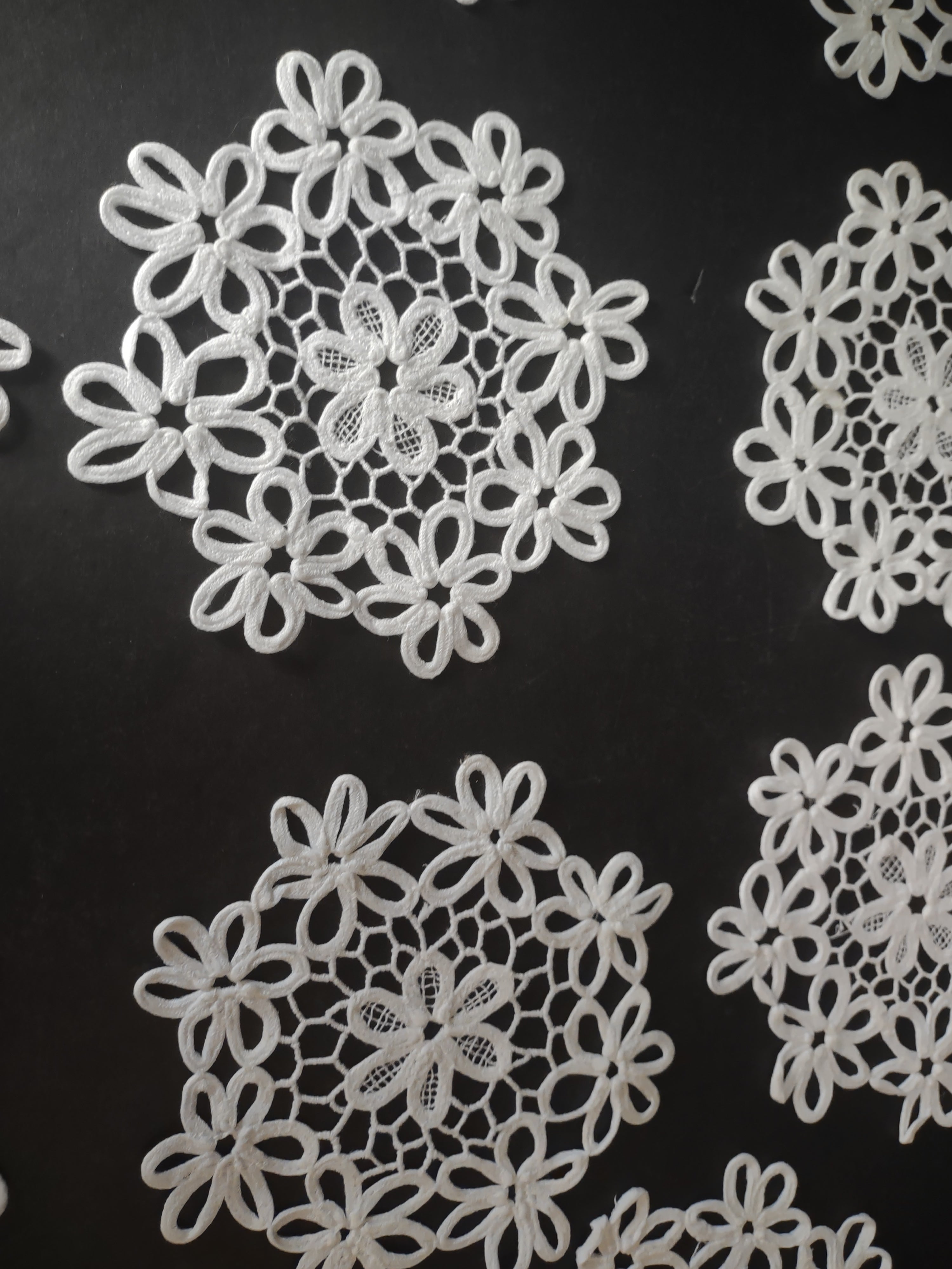 Set of 10 Snowflake Doilies 6" White (lot 1755)