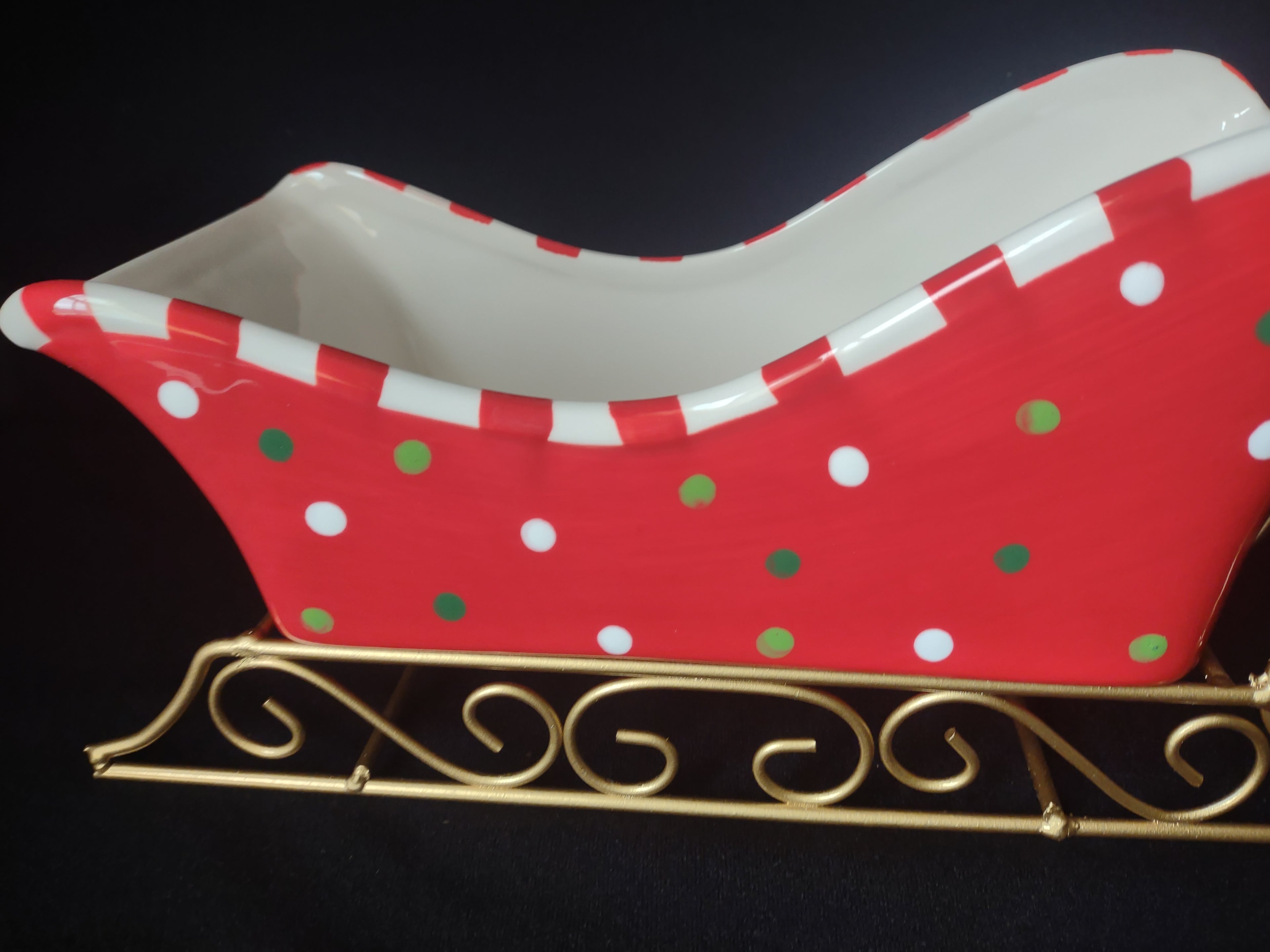 Christmas Ceramic Sleigh Bowl with Stand (lot 1592)