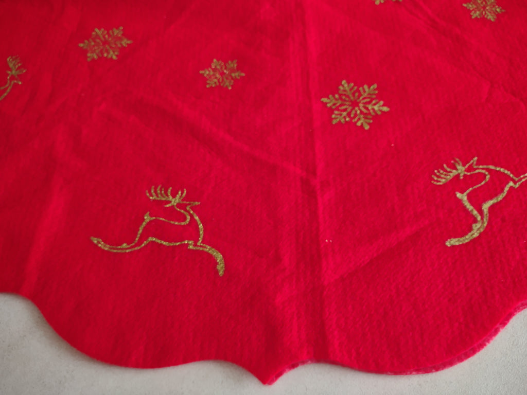 Christmas Tree Skirt Red Gold Reindeer Snowflake (lot 1330)