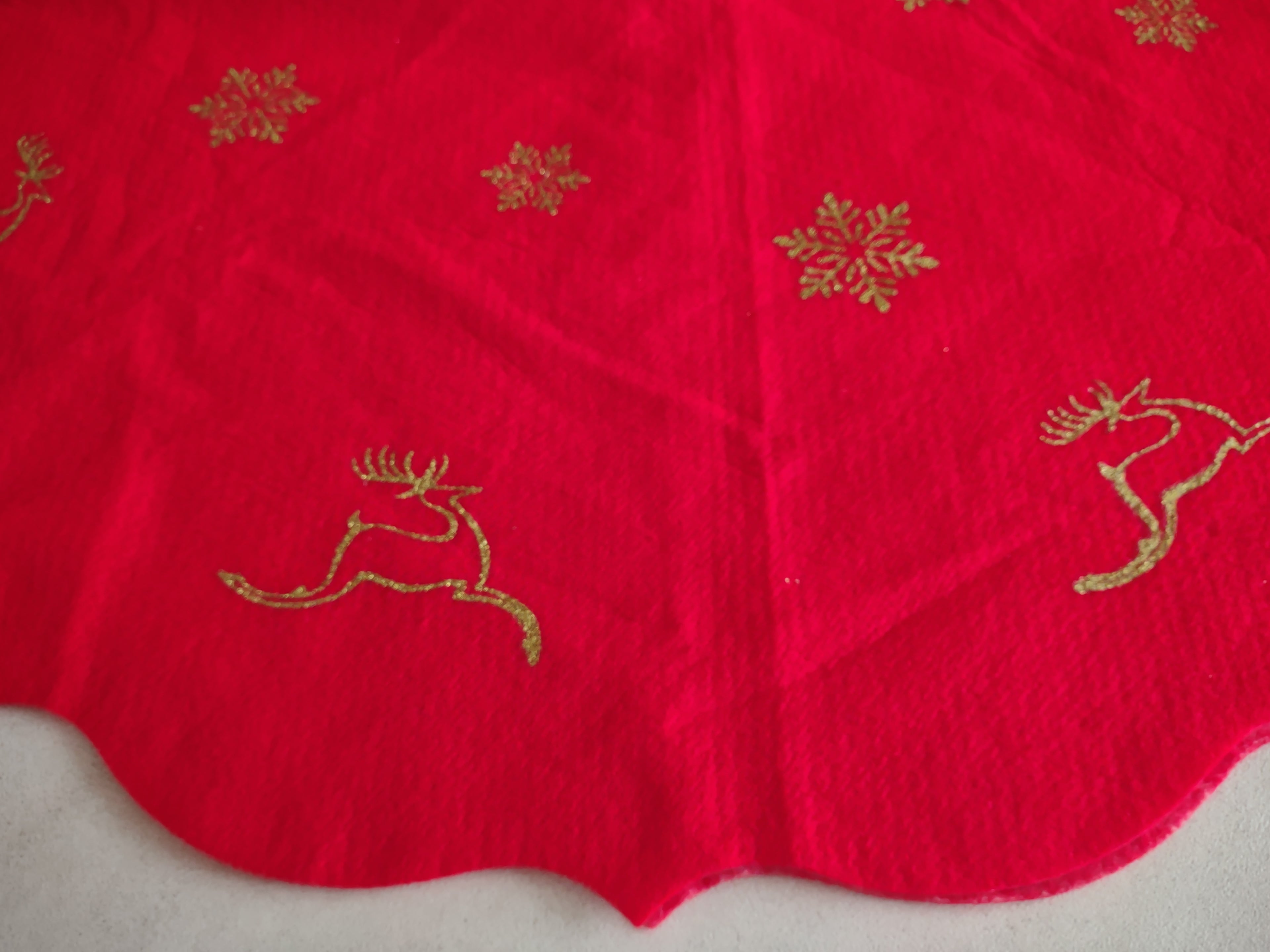 Christmas Tree Skirt Red Gold Reindeer Snowflake (lot 1330)