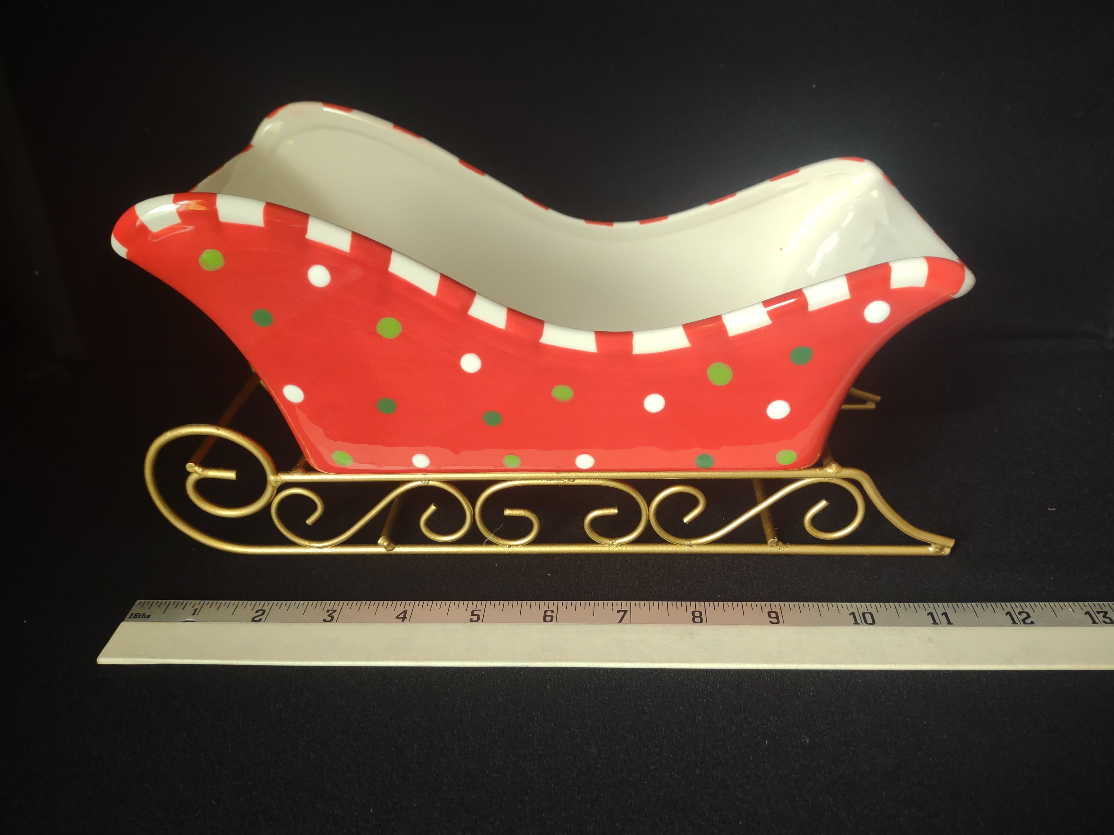 Christmas Ceramic Sleigh Bowl with Stand (lot 1592)