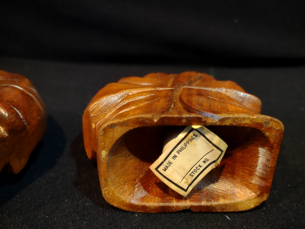 Vintage Philippines Wooden Carved Leaf Flower Salt and Pepper Shaker (lot 5380)