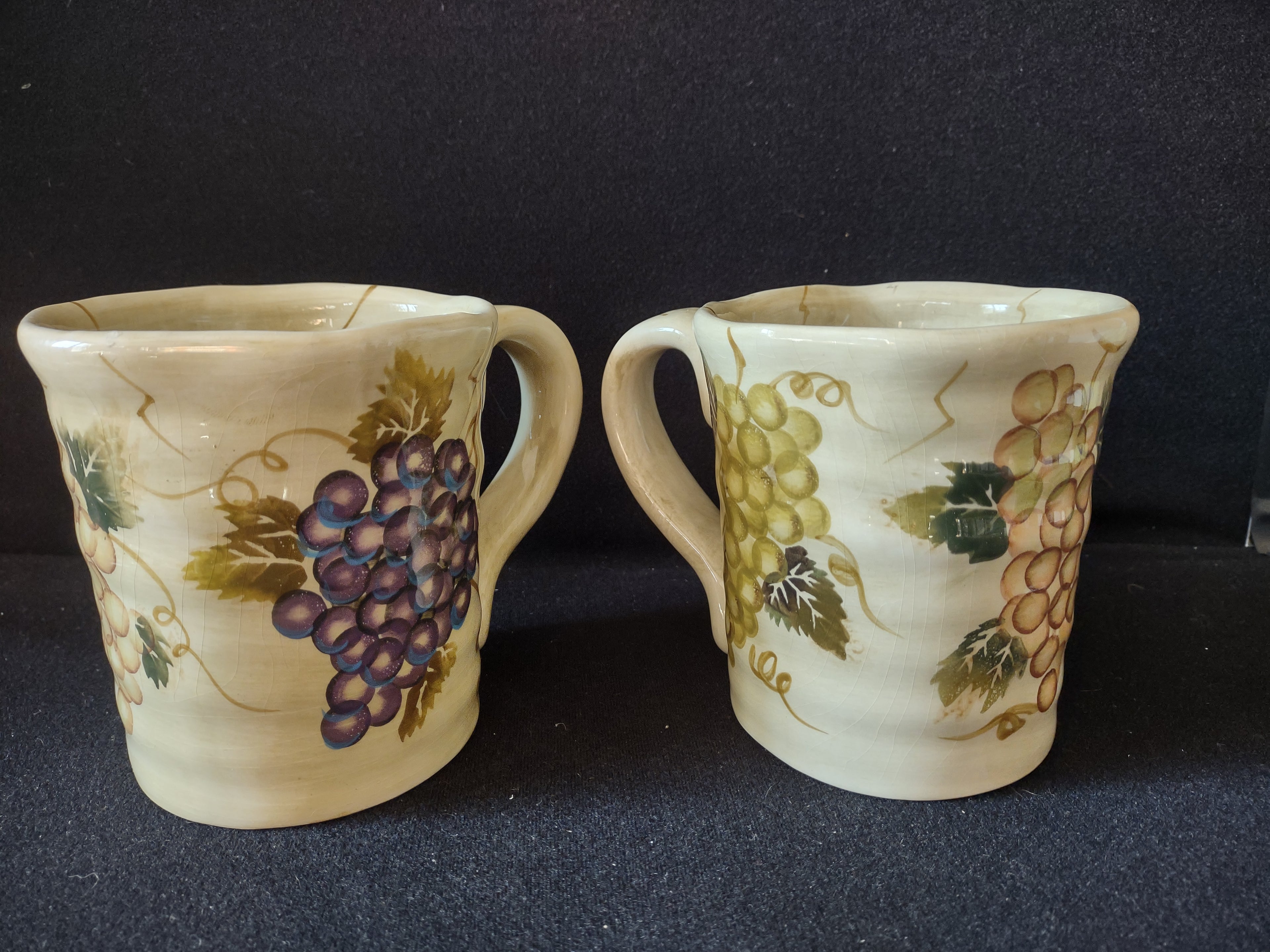 Cabernet Set of 2 Large Mugs Italian Decor Grapes (lot 5265)