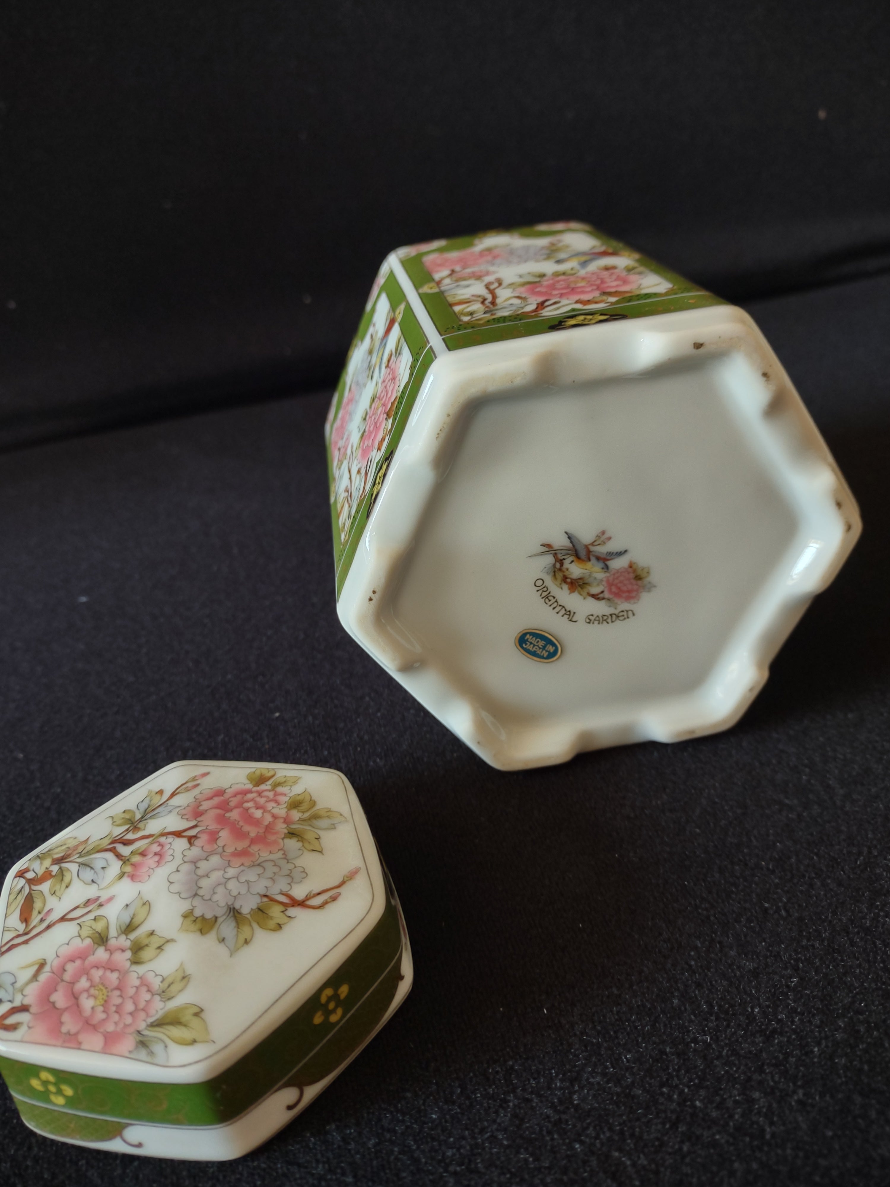 Oriental Garde Japan Tea Container Ceramic Pink Green (lot 5385)