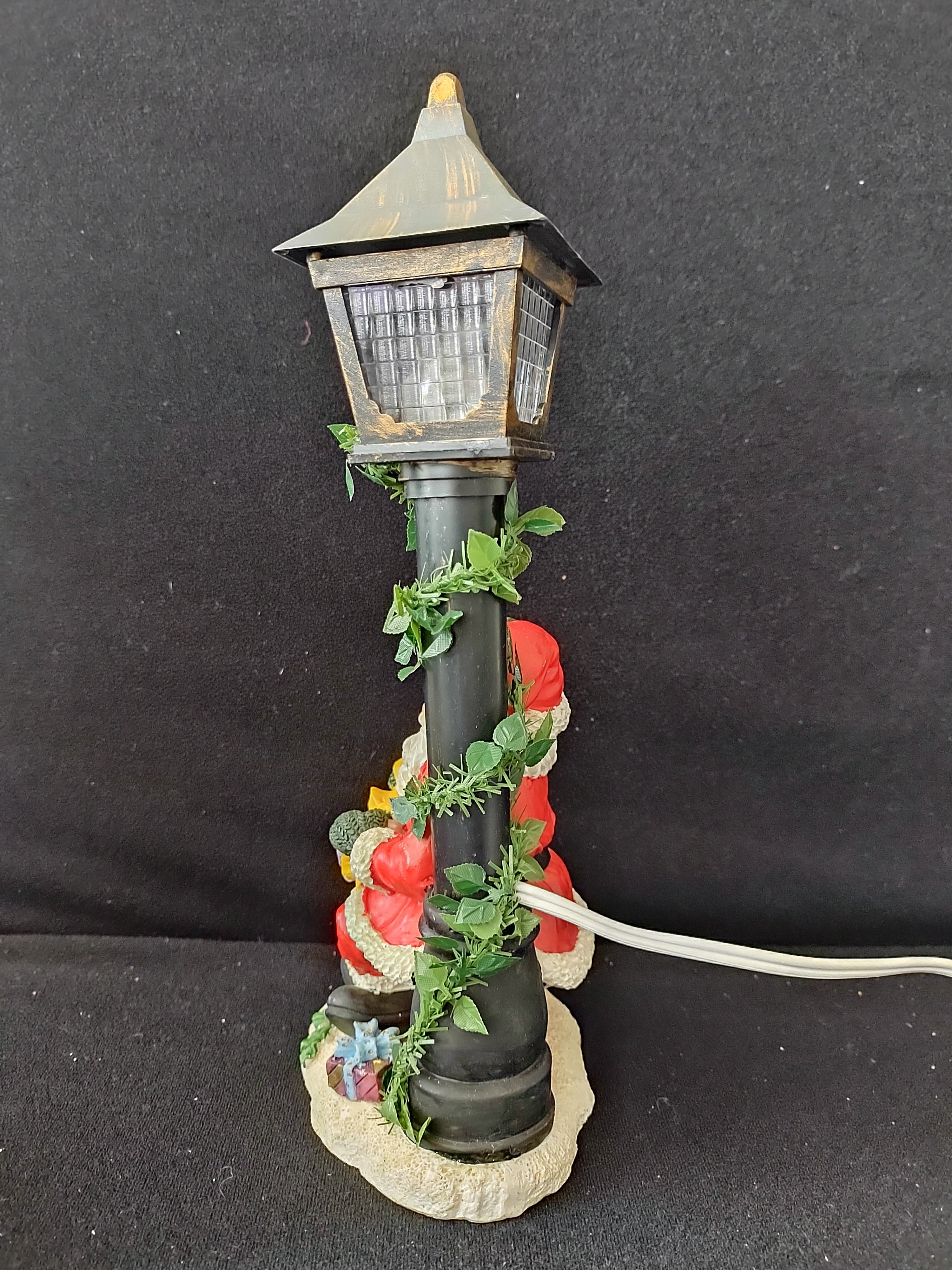 Vintage Christmas Santa Toy Sack Lamp Post Flickering Light (Lot 3651)