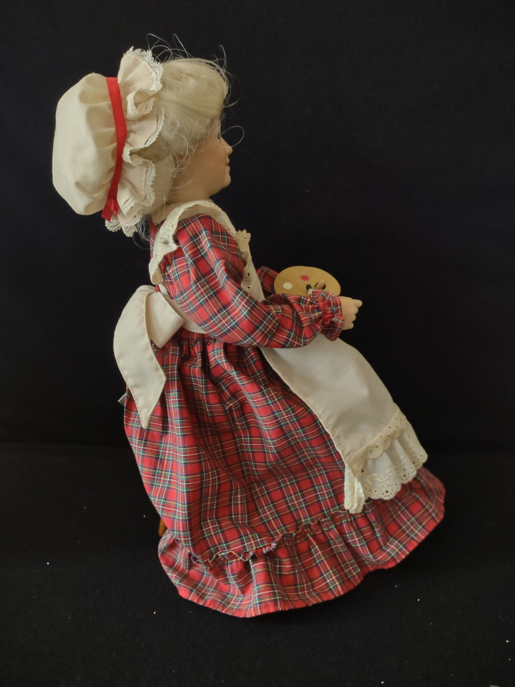 Christmas Danbury Mint Sitting Porcelain Mrs Claus Stool Basket Pallet (Lot 3753