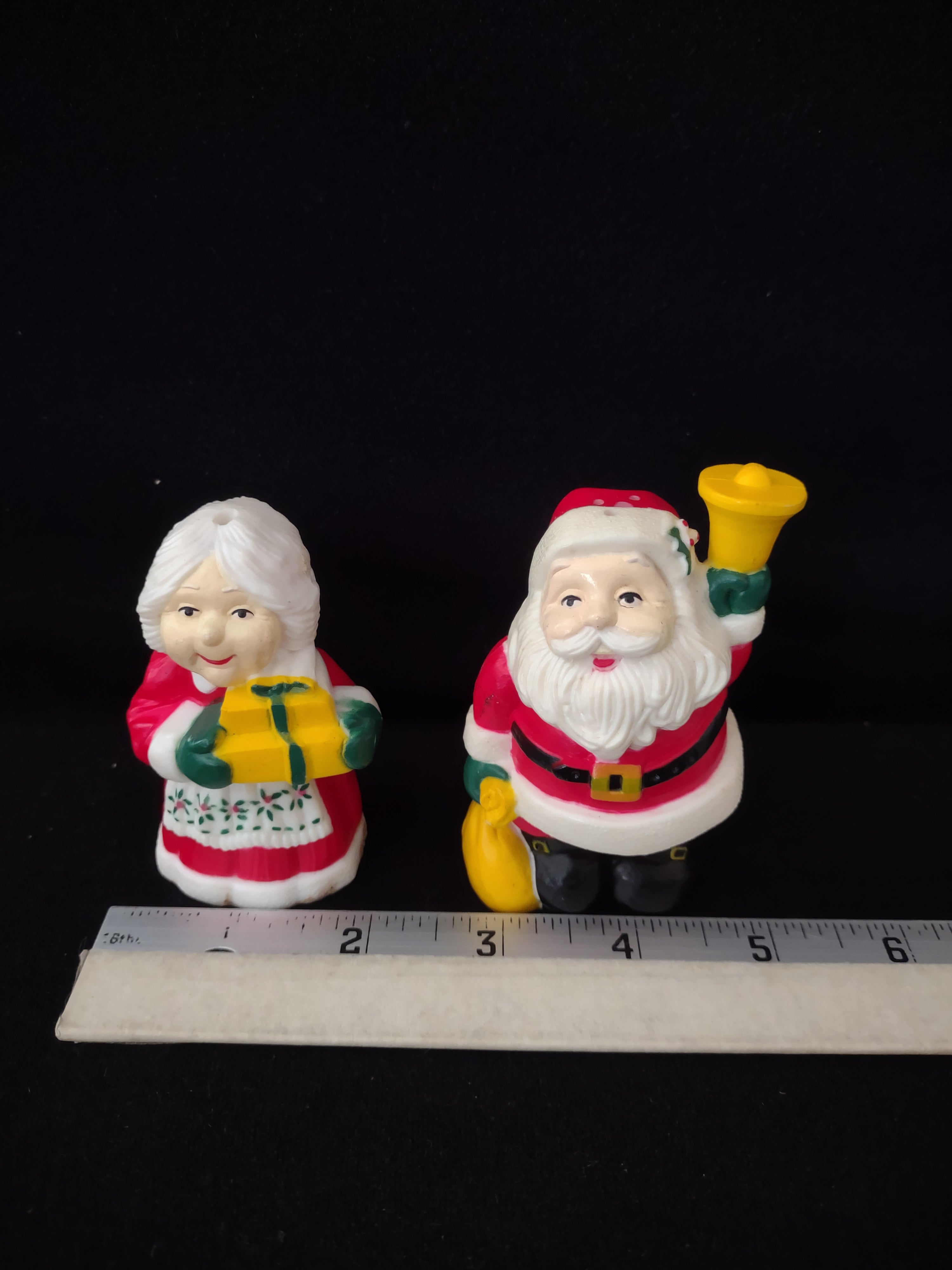 Vintage Christmas Santa Claus Mrs Claus Salt Pepper Set (Lot 4085)