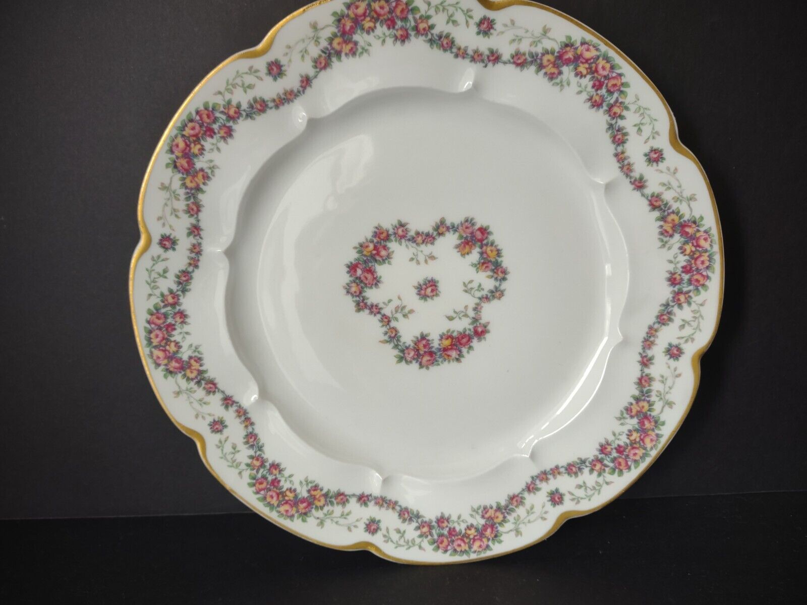 Haviland Limoges Red Rose Garland White Dinner Plate 9-3/4" (lot 355)