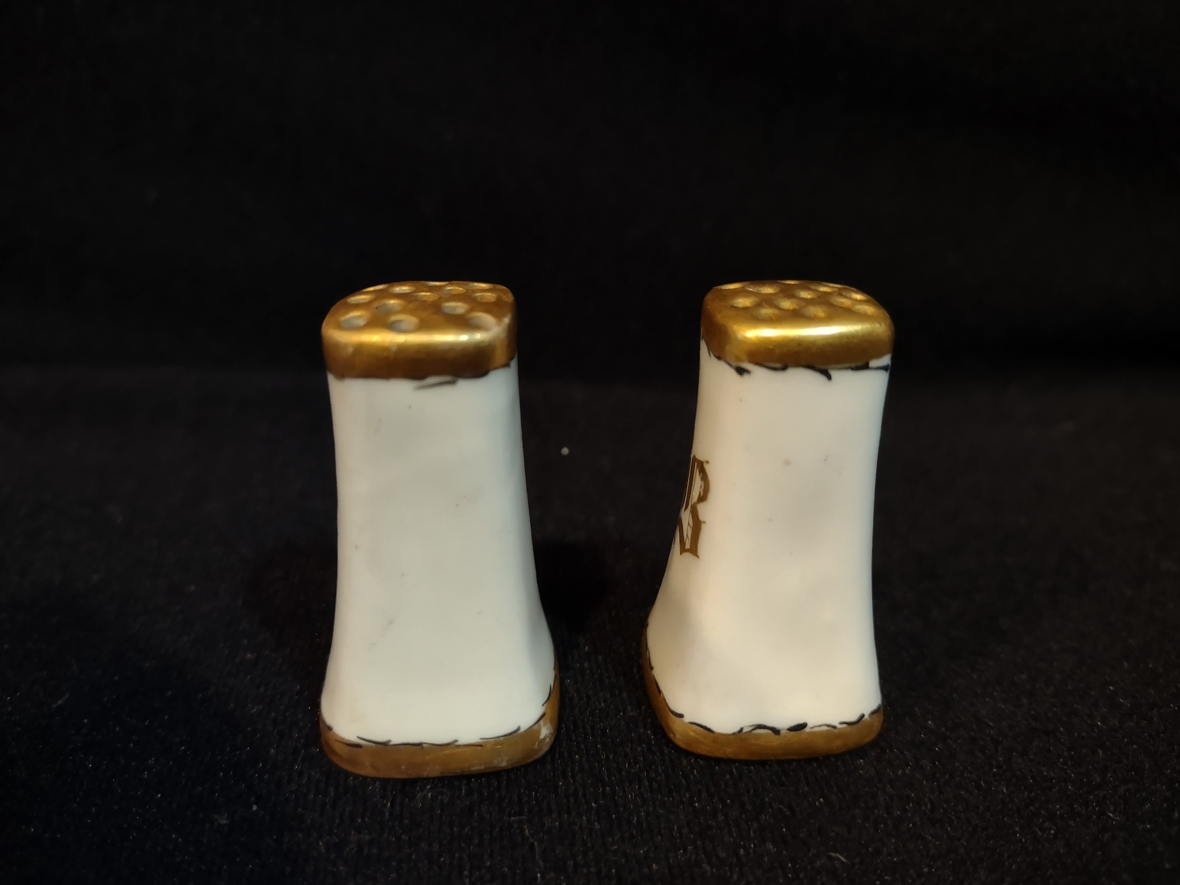 Vintage Small Salt and Pepper Shaker Golden White Monogrammed B (lot 5367)