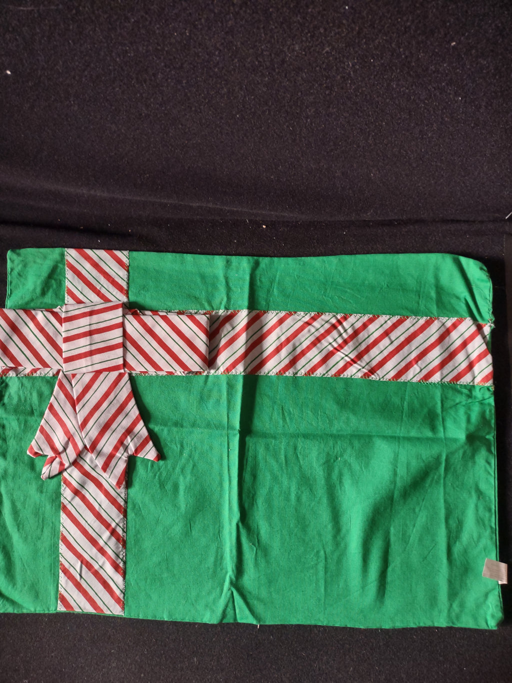 Christmas Gift Placemats Bow Napkins Set Of 4 (Lot 4373)