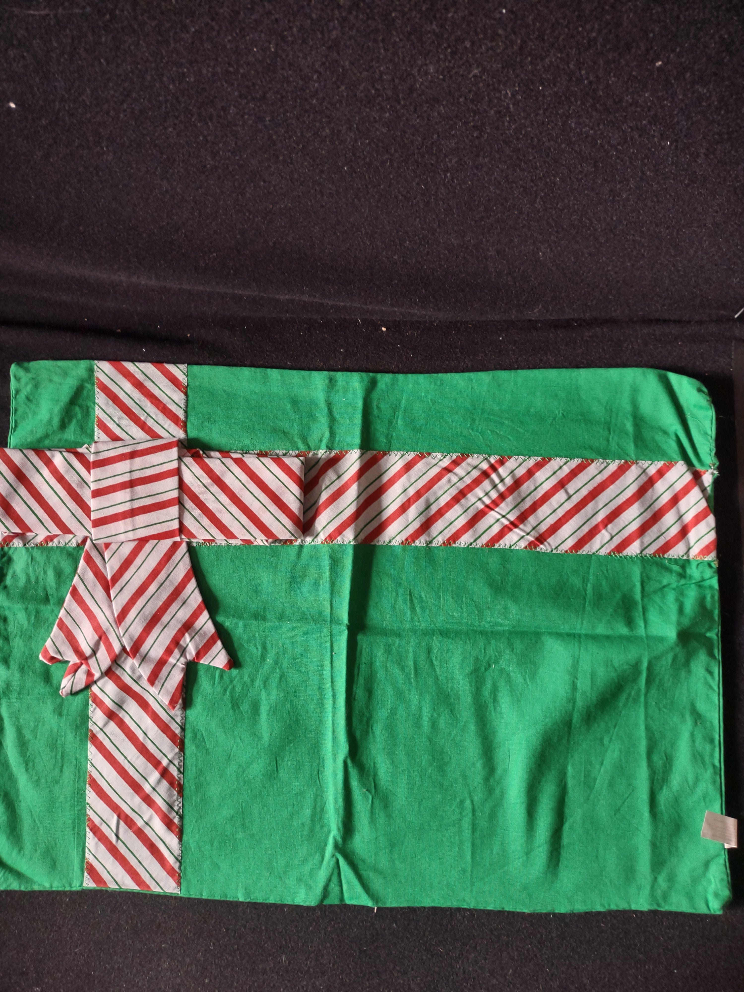 Christmas Gift Placemats Bow Napkins Set Of 4 (Lot 4373)