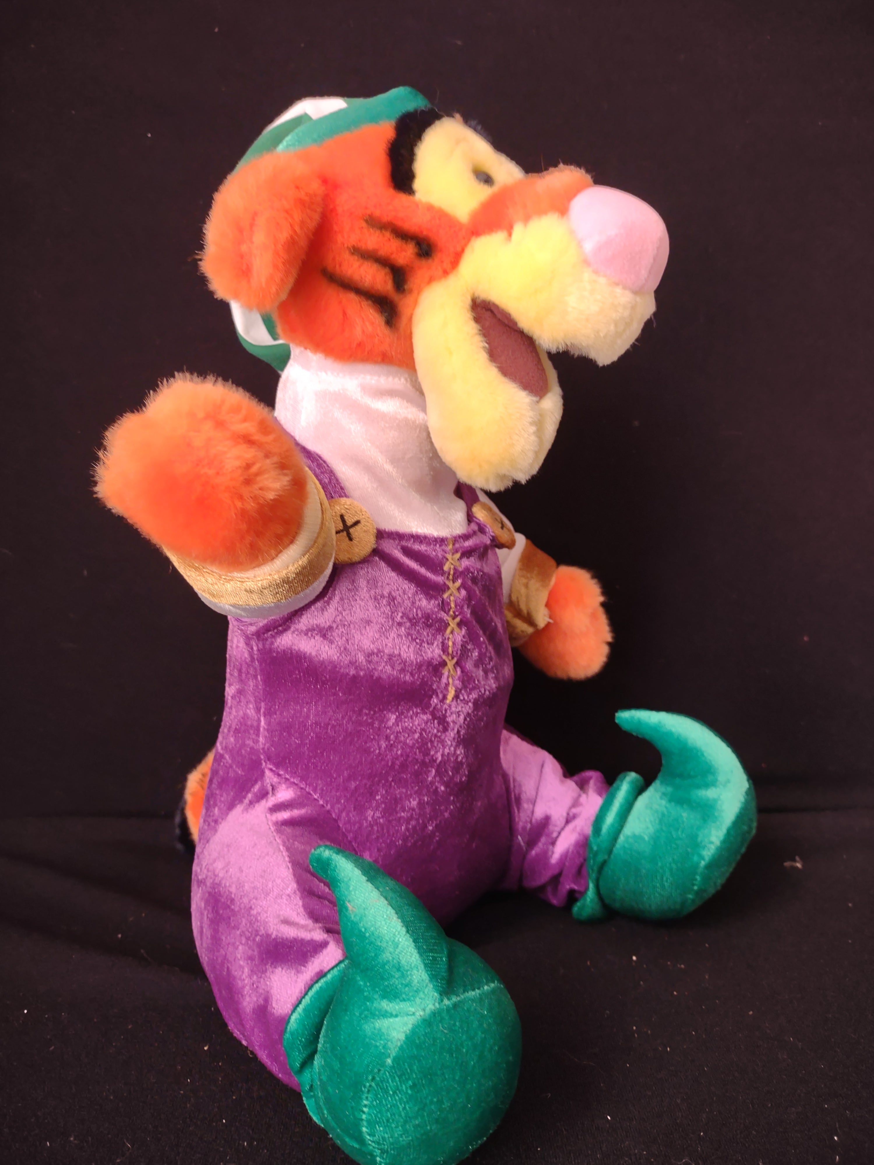 Christmas Disney Plush Stuffed Tigger Toy (lot 2361)
