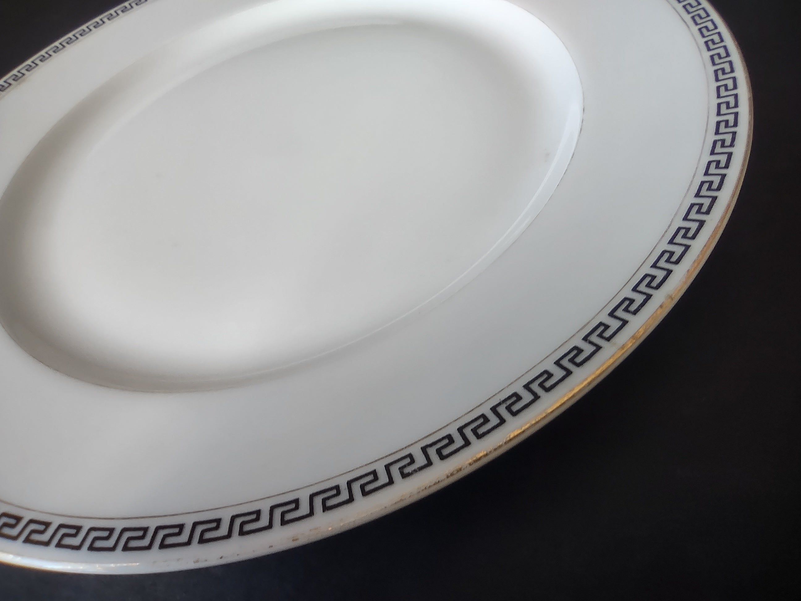 T & V Limoges France Dinner Plate Gold Black Decor (lot 1068)