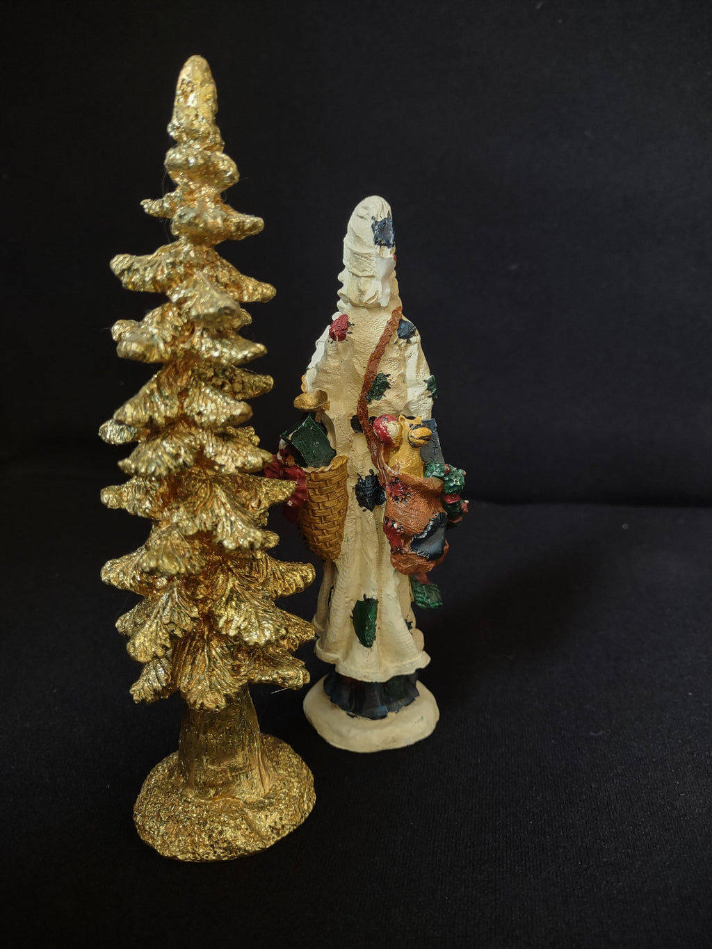 Christmas Decor Santa and Golden Christmas Tree 6" (lot 1718)