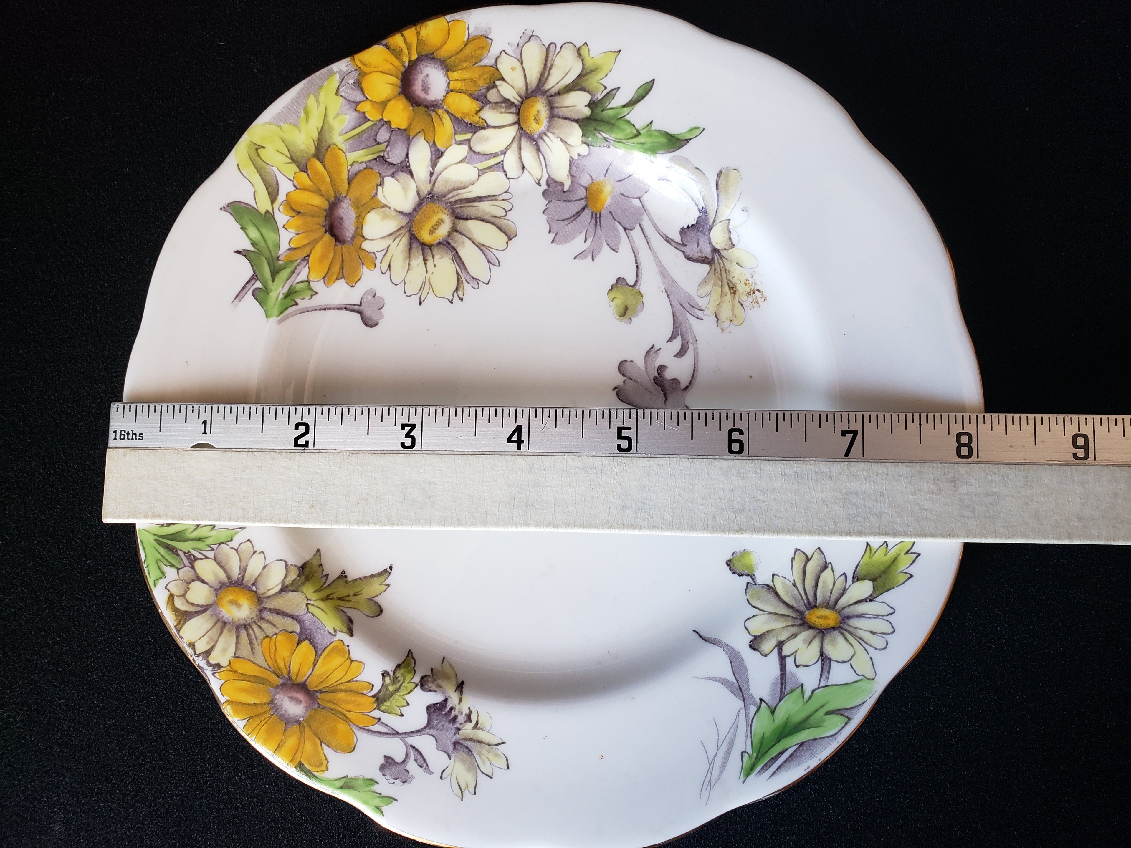 Vintage Royal Albert Daisy Dessert or Salad 8" Plate Flower of the Month (lot 2041)